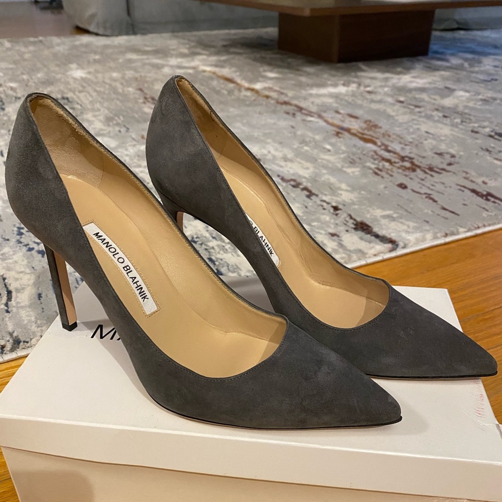 MANOLO BLAHNIK *Brand New*
Grey Suede BB Pointed Toe Pump